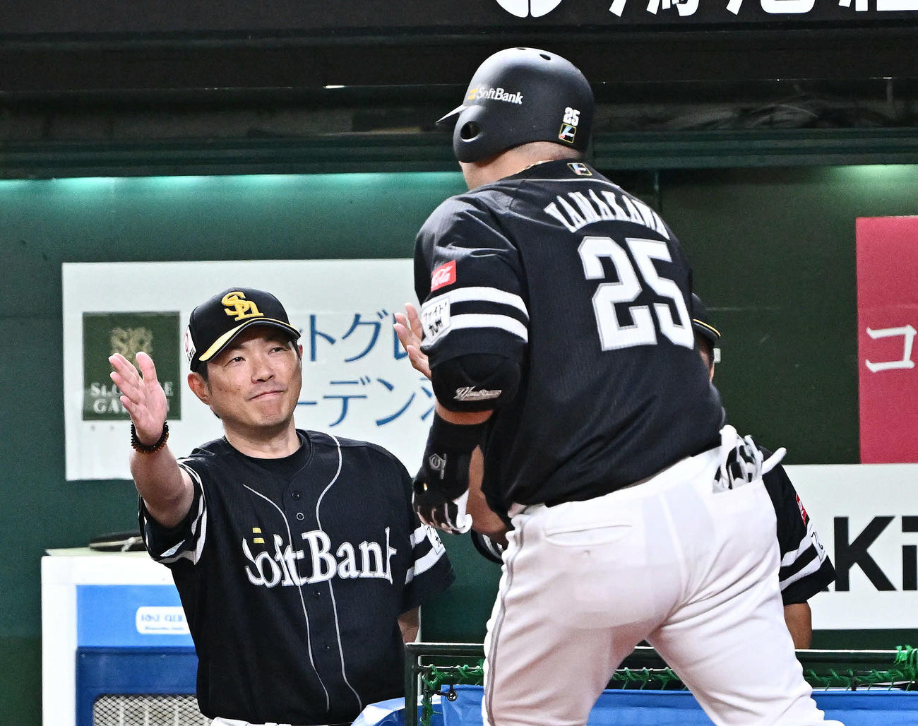 西武対ソフトバンク　1回表ソフトバンク2死一塁、先制2点本塁打を放った山川（手前）を迎える小久保監督（撮影・滝沢徹郎）