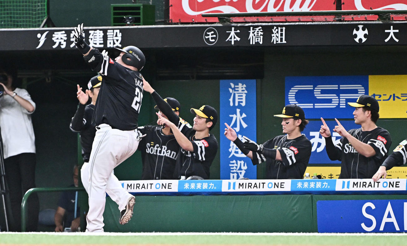 西武対ソフトバンク　1回表ソフトバンク2死一塁、先制2点本塁打を放った山川（手前）はどすこいポーズを決める（撮影・滝沢徹郎）