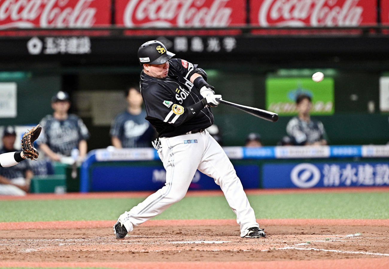 西武対ソフトバンク　5回表ソフトバンク1死二塁、山川は左越え2点本塁打を放つ（撮影・滝沢徹郎）