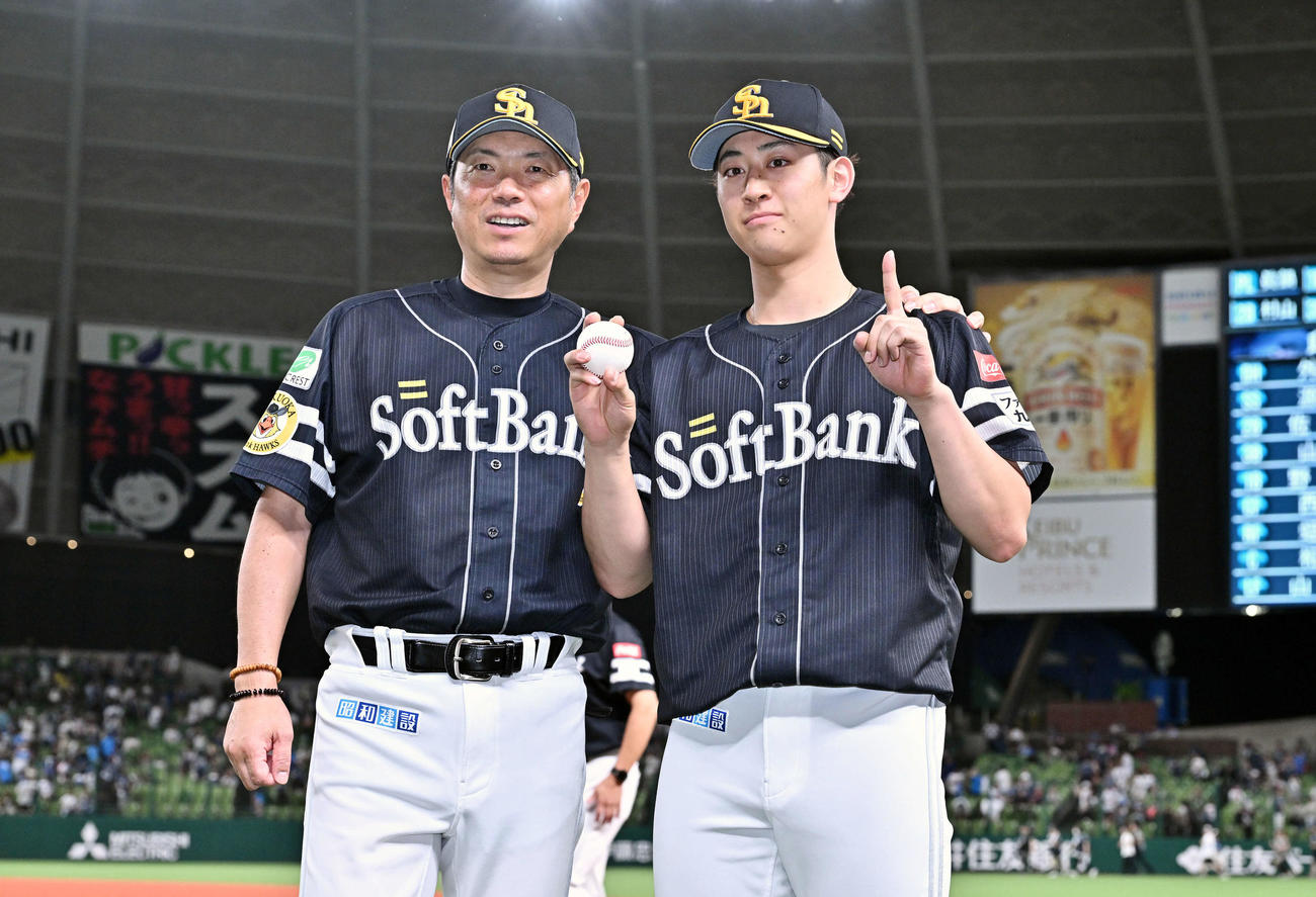 西武対ソフトバンク　試合後、プロ初勝利のソフトバンク大山（右）は小久保監督と記念撮影する（撮影・滝沢徹郎）