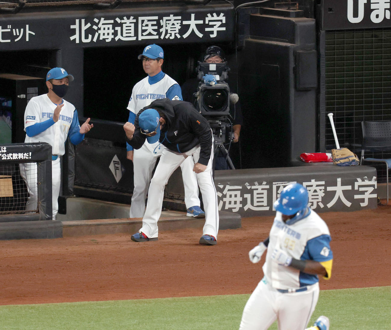 日本ハム対ロッテ　3回裏日本ハム2死一、二塁、レイエスの右越え3点本塁打にガッツポーズをする新庄監督（中央）（撮影・佐藤翔太）
