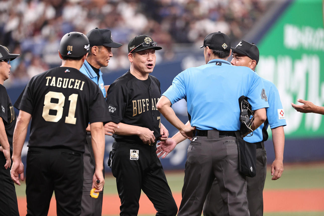 オリックス対楽天　6回裏オリックス1死一塁、森の打球を巡る判断について抗議する中嶋監督（中央）に説明する二塁塁審の土山（撮影・西尾就之）