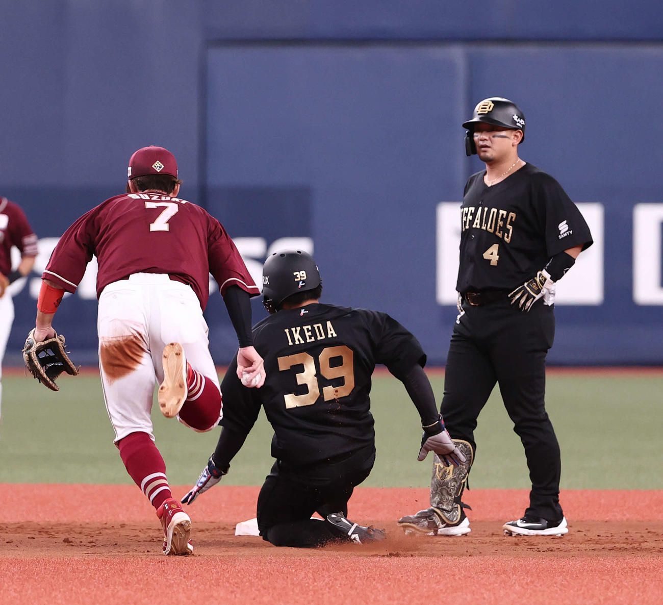 オリックス対楽天　6回裏オリックス1死一塁、森（右）の飛球をアウトと判断した池田（中）は一塁へ戻りかけ、再び二塁へ向かうも鈴木にタッチされアウト（撮影・西尾就之）