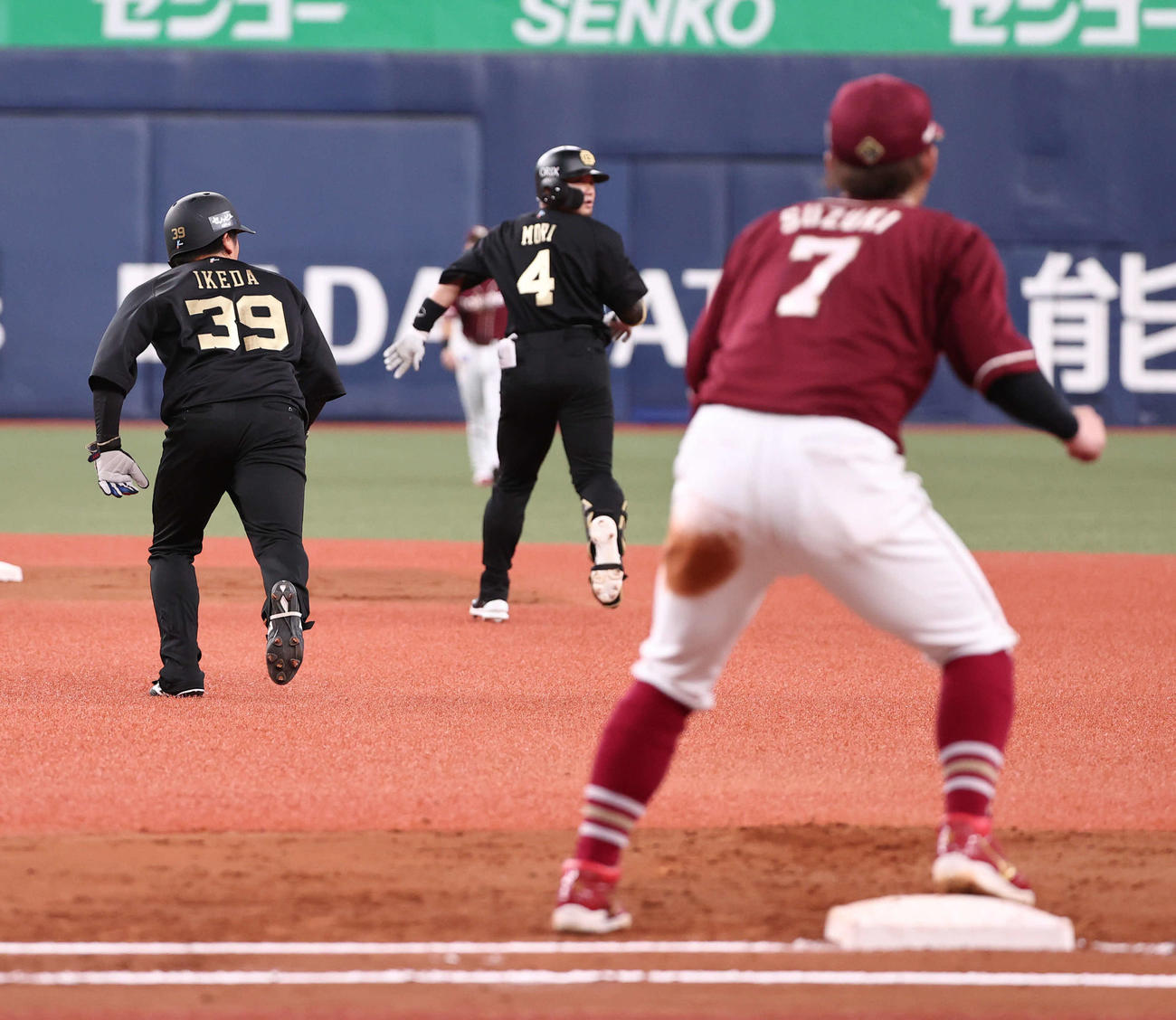 オリックス対楽天　6回裏オリックス1死一塁、飛球を安打と判断した森（右）は二塁に向かい、アウトと判断した池田（左）は一塁へ戻りかけ、再び二塁へ向かう（撮影・西尾就之）