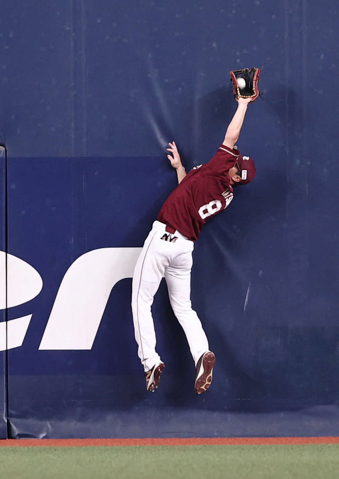 オリックス対楽天　6回裏オリックス1死一塁、森の飛球にジャンプする辰己（撮影・西尾就之）