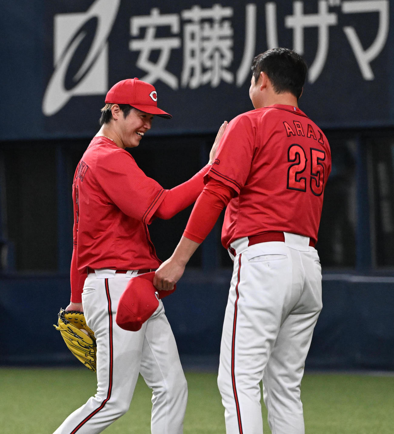広島森下（左）は新井監督とタッチする（2024年8月10日撮影）