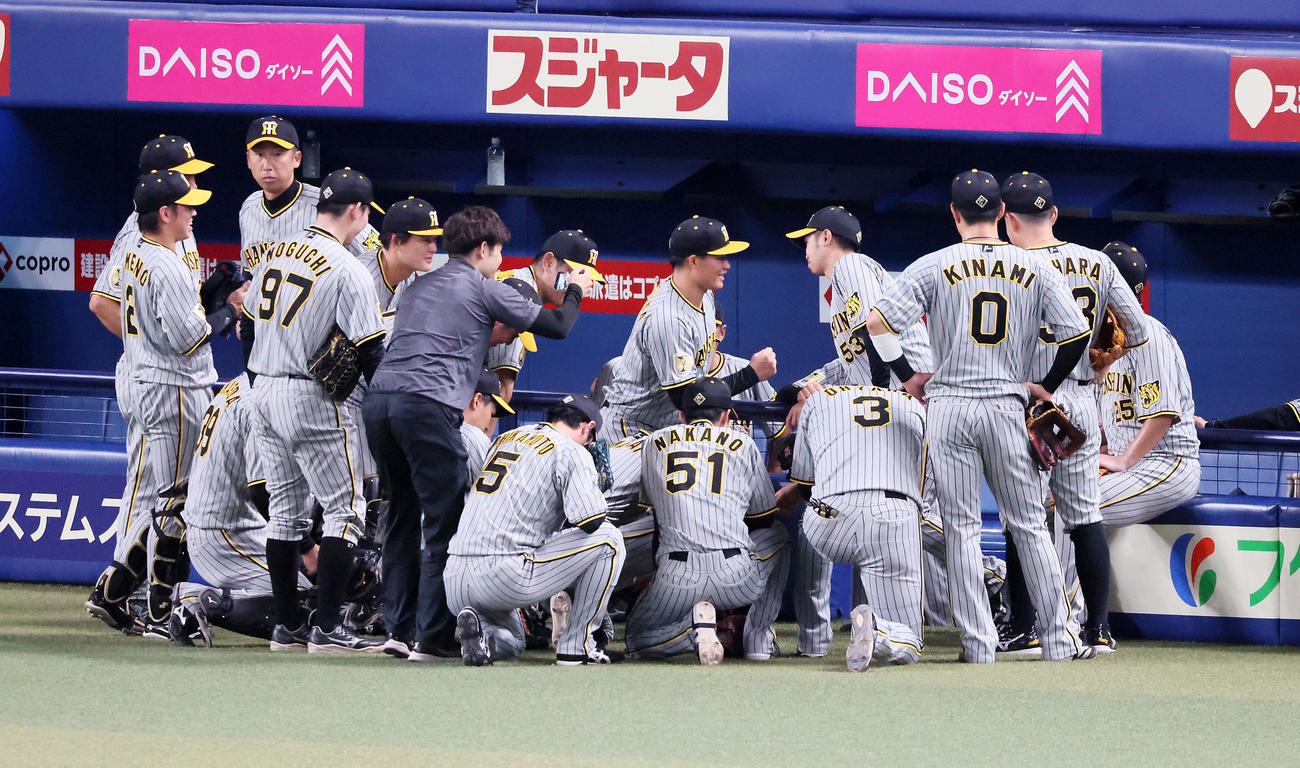 中日対阪神　試合前の円陣を組む阪神ナイン（撮影・加藤哉）