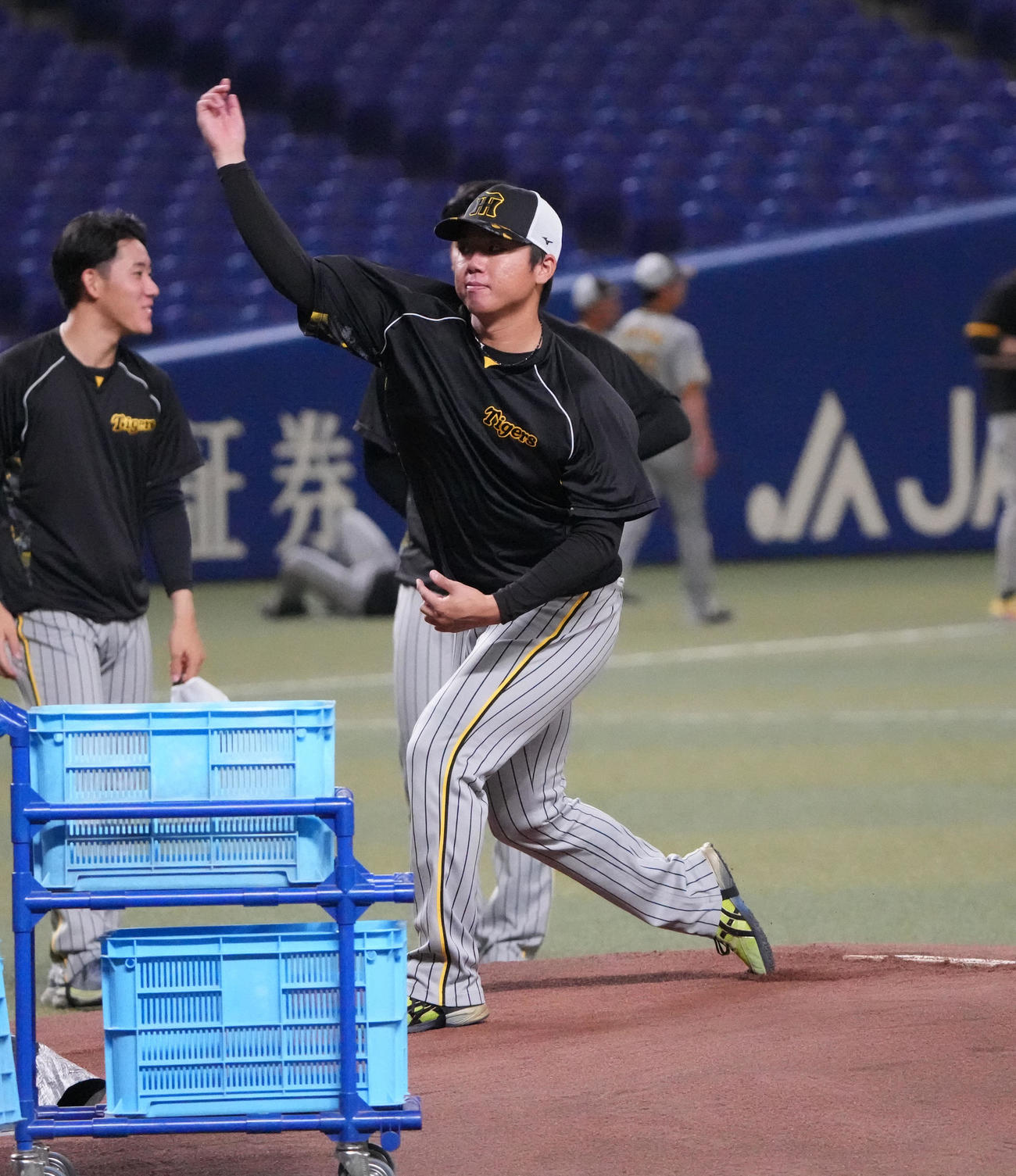 中日対阪神　試合前、マウンドの感触を確かめる村上（右）（撮影・森本幸一）