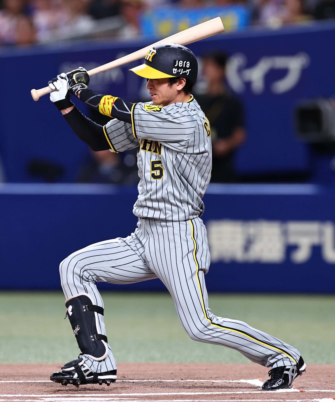 中日対阪神　1回表阪神無死、近本は投直撃の内野安打を放つ（撮影・上田博志）