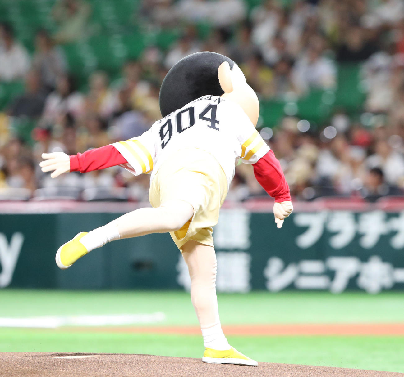 ソフトバンク対ロッテ　試合前のセレモニアルピッチに登場したクレヨンしんちゃん（撮影・鬼束羽瑠菜）