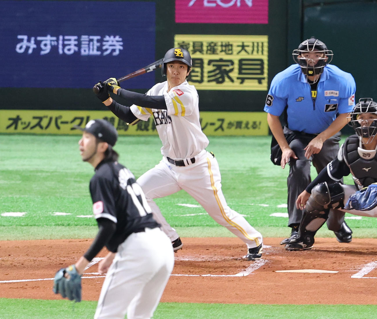 ソフトバンク対ロッテ　1回裏ソフトバンク1死二塁、柳町は右中間に先制となる2点本塁打を放つ（撮影・梅根麻紀）