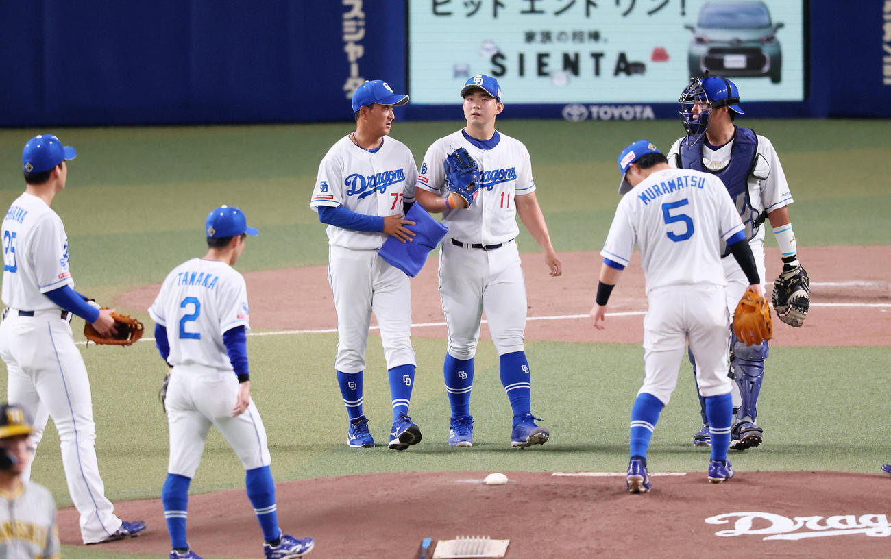 中日対阪神　1回表阪神2死一、二塁、小笠原は大山に中適時打を打たれて先制を許しナインがマウンドに集まった（撮影・加藤哉）