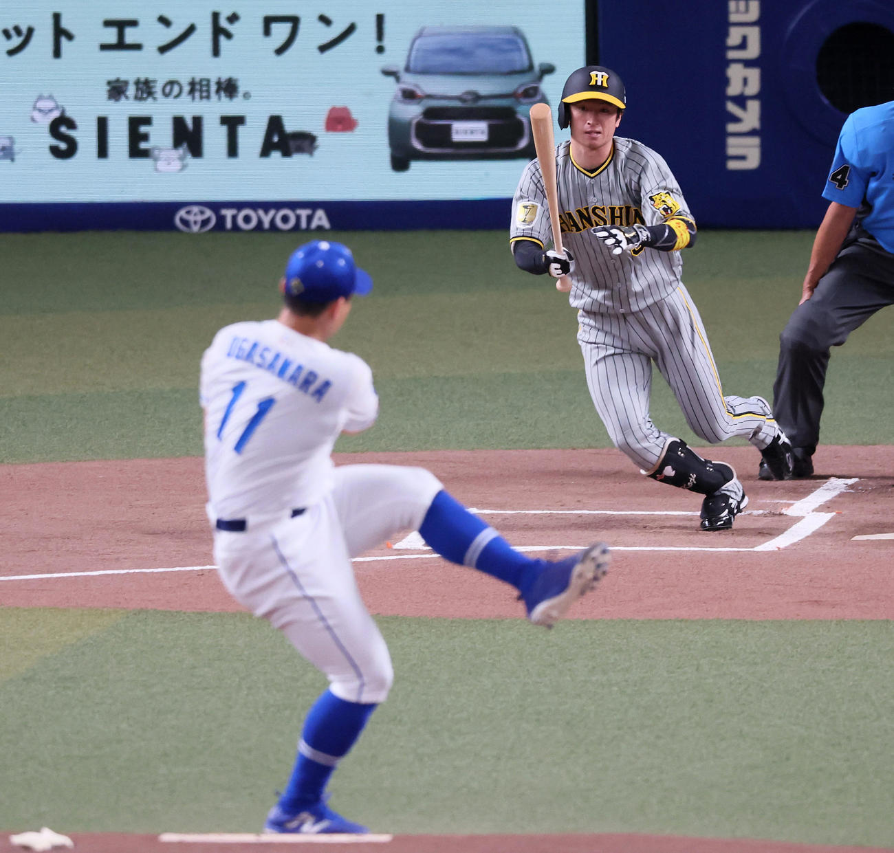 中日対阪神　1回表阪神無死、近本は投手強襲内野安打を放つ。投手小笠原（撮影・加藤哉）