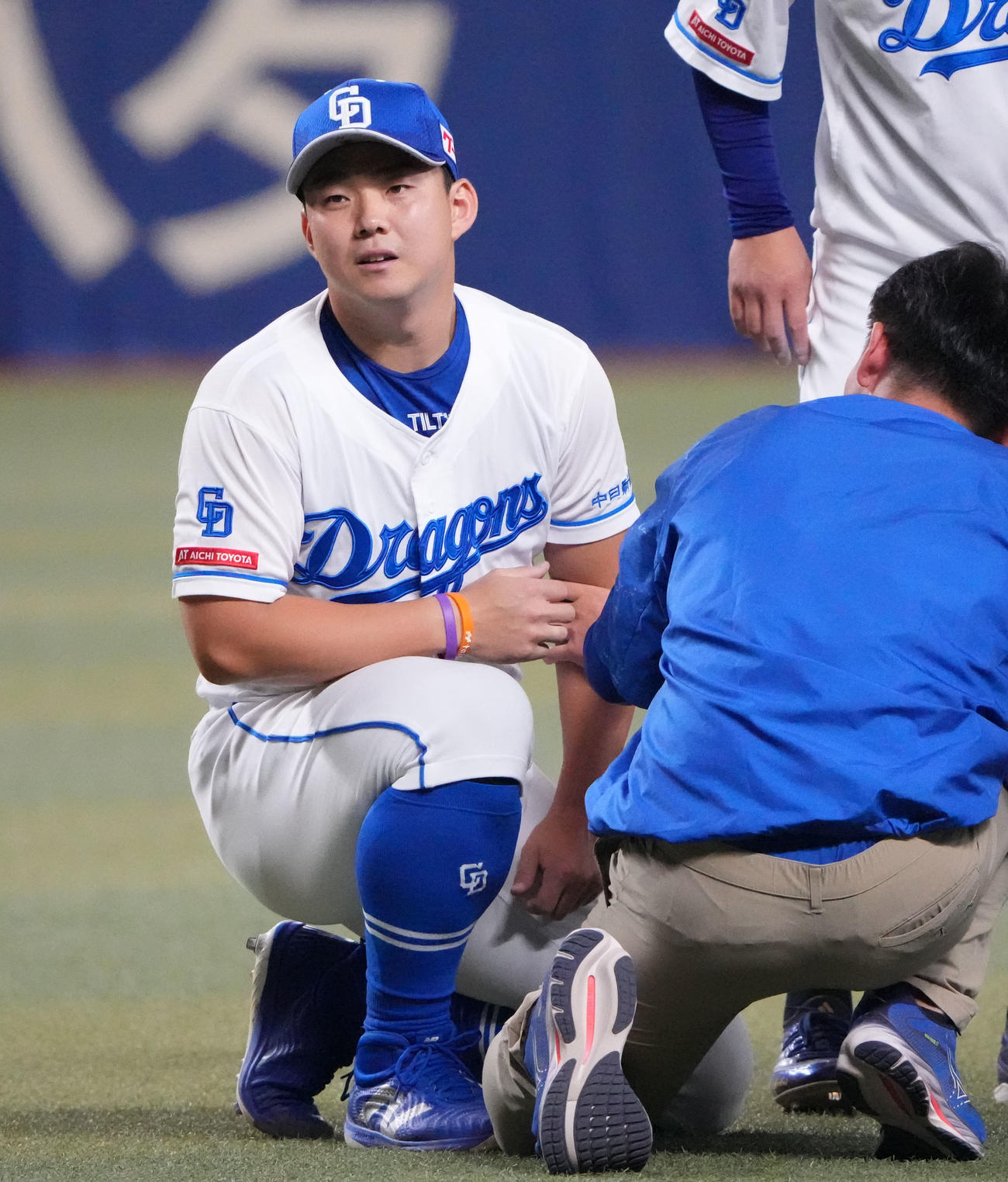中日対阪神　1回表阪神無死、近本の打球を左腕に当てしゃがみ込む小笠原（左）（撮影・森本幸一）