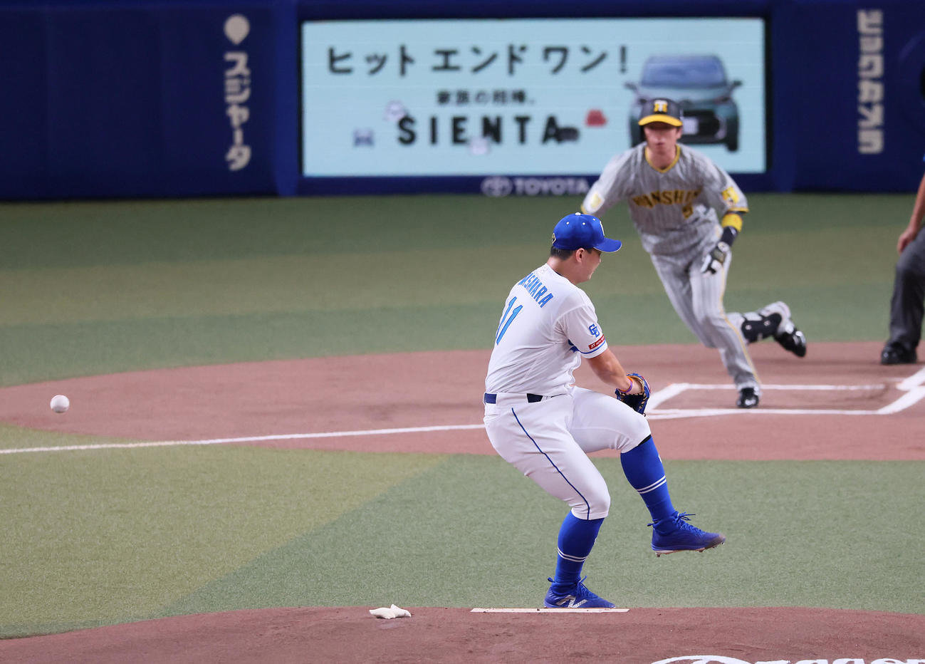 中日対阪神　1回表阪神無死、小笠原は近本の打球を受け内野安打となる（撮影・加藤哉）