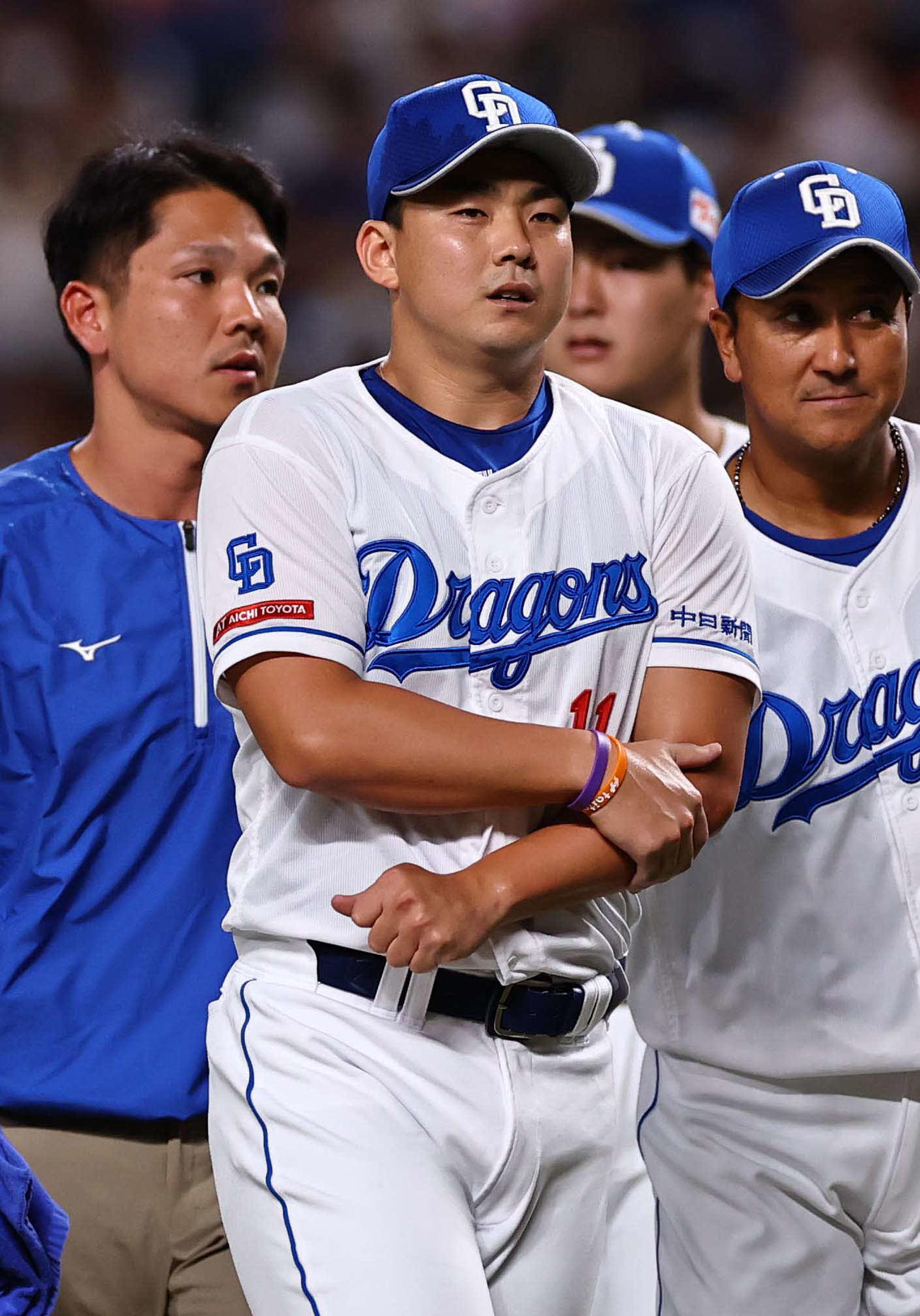 中日対阪神　1回表阪神無死、近本の打球を左ひじに当てた小笠原（中央）はベンチに下がって治療する（撮影・上田博志）
