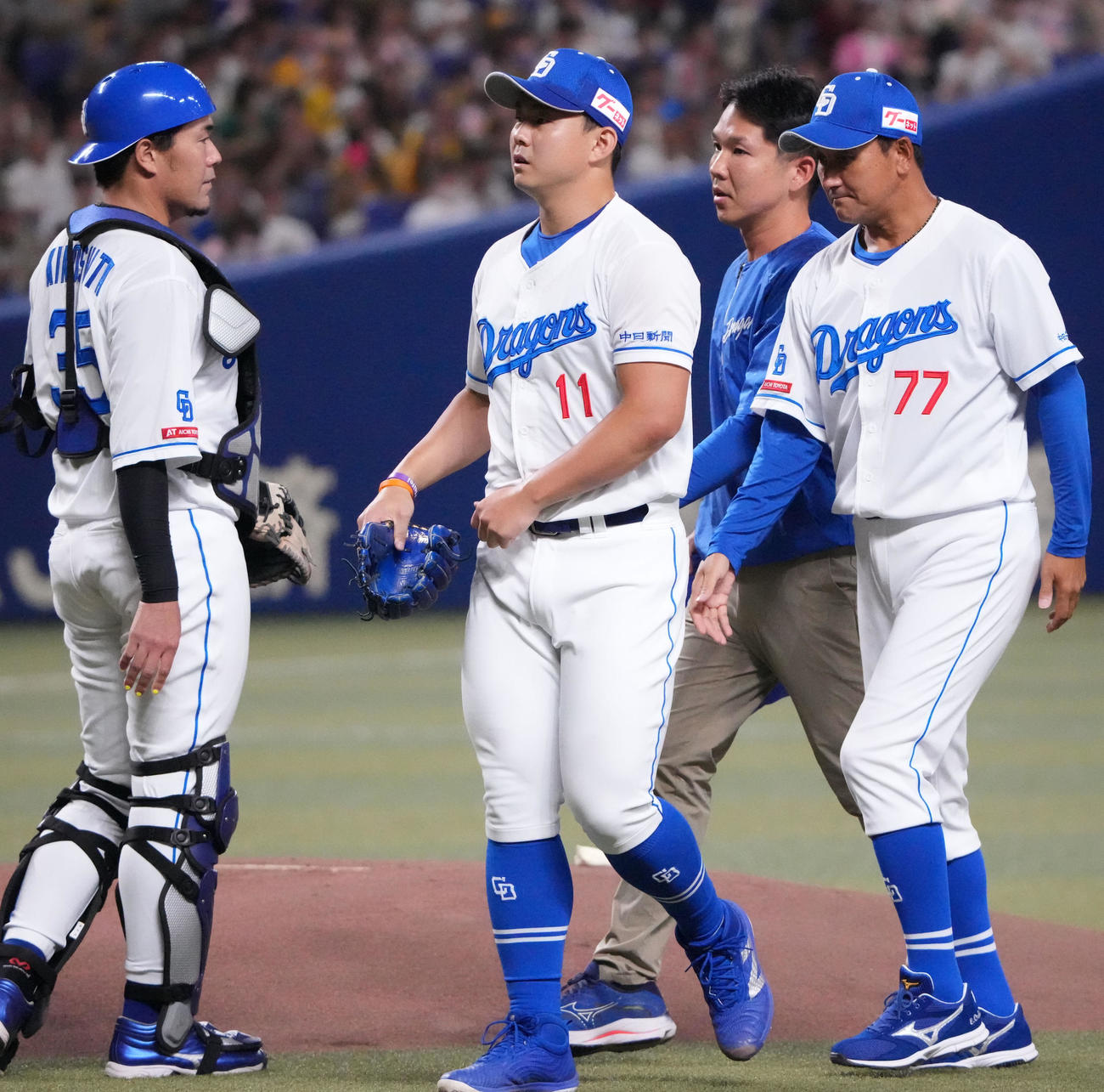 中日対阪神　1回表阪神無死、近本の打球を左腕に当てベンチへ戻る小笠原（中央）（撮影・森本幸一）