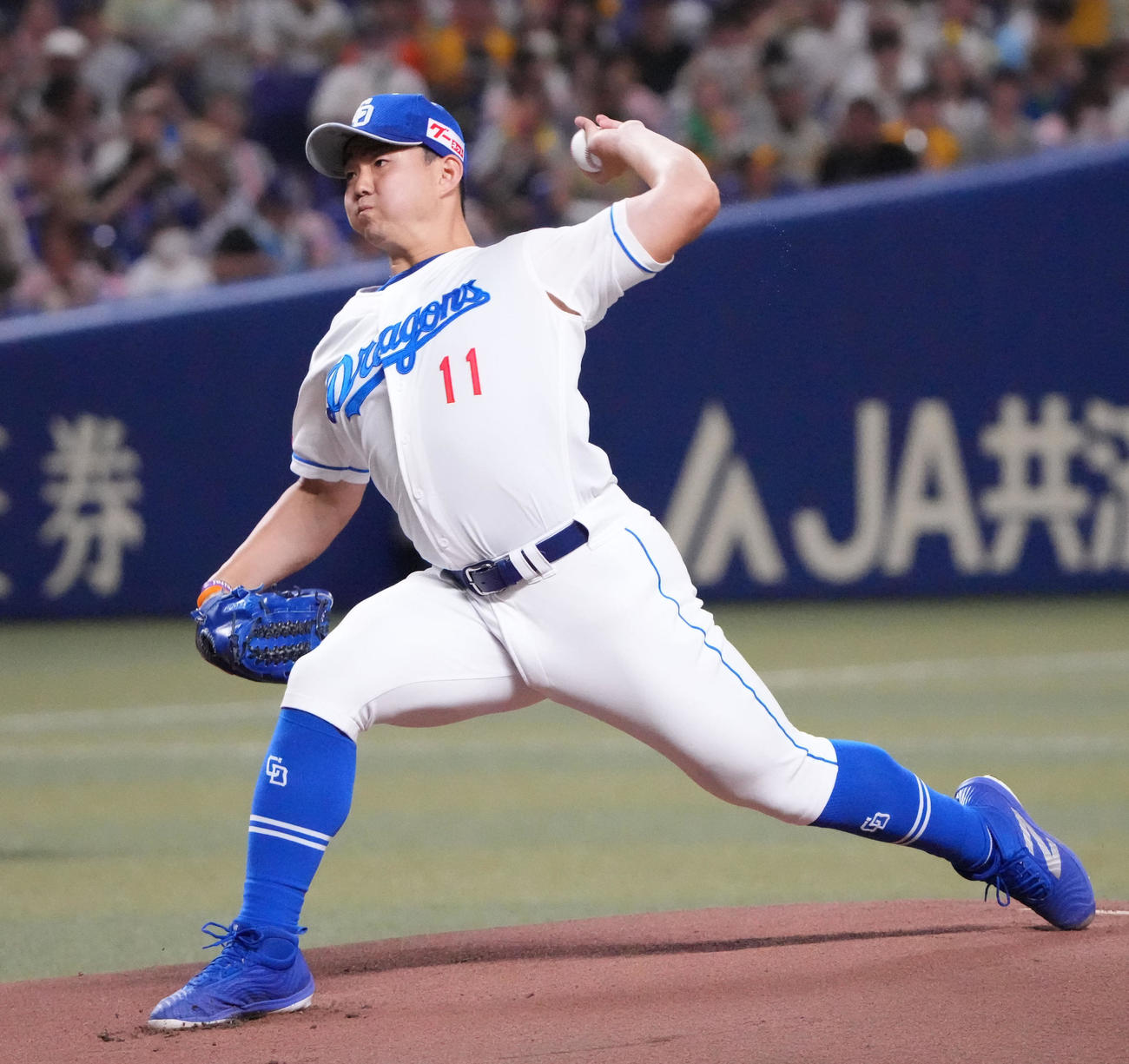 中日対阪神　1回表、登板する中日先発の小笠原（撮影・森本幸一）