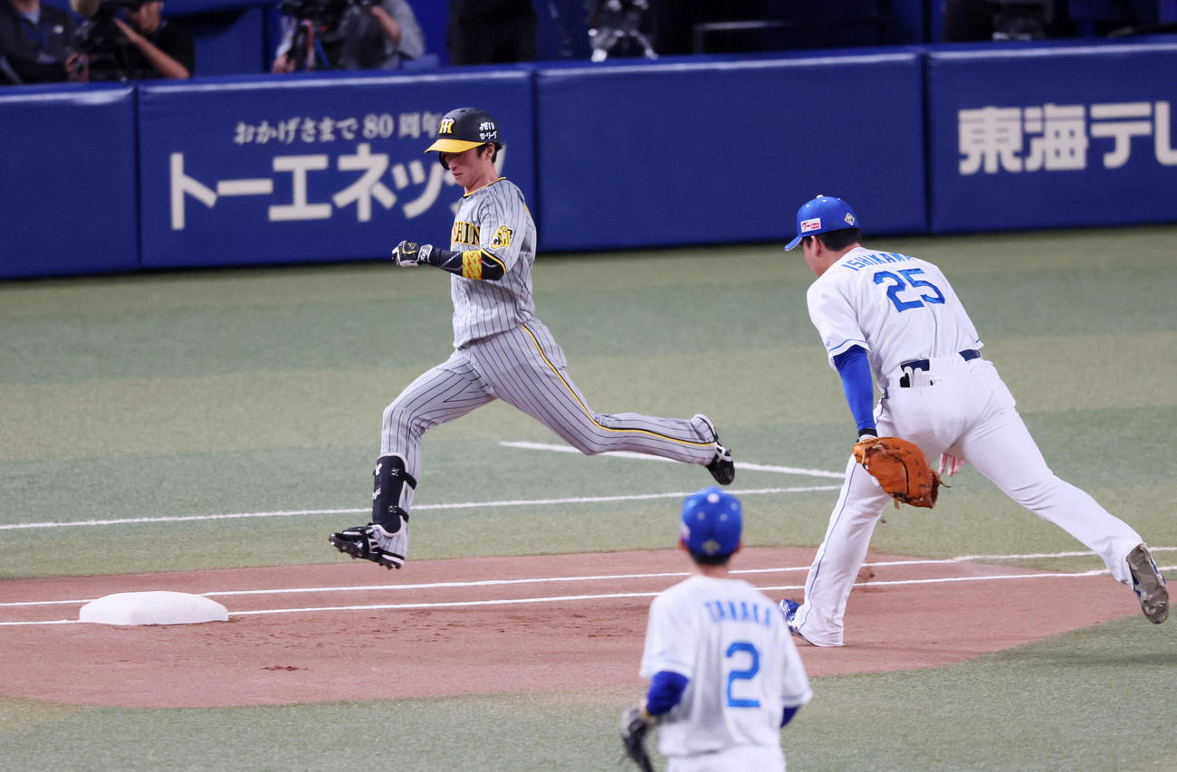 中日対阪神　1回表阪神無死、近本は投手強襲内野安打を放つ（撮影・加藤哉）