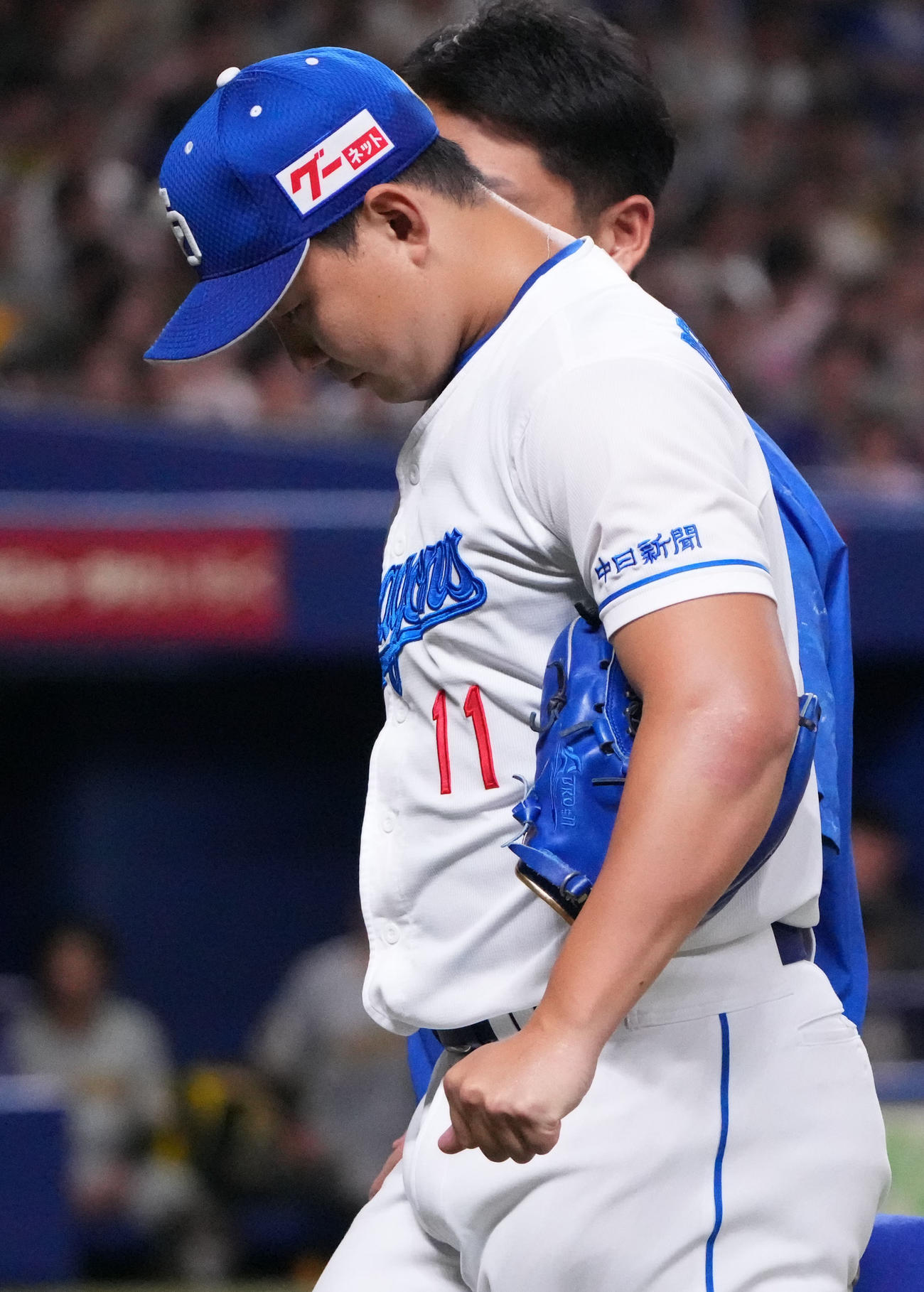中日対阪神　1回表阪神無死、近本の打球を左腕に当てベンチへ戻る小笠原（手前）（撮影・森本幸一）