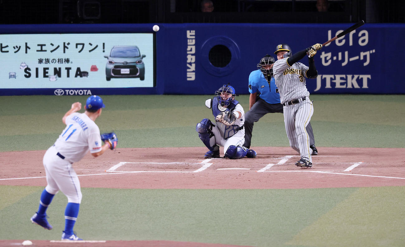 中日対阪神　1回表阪神2死一、二塁、大山は中適時打を放つ。投手小笠原（撮影・加藤哉）