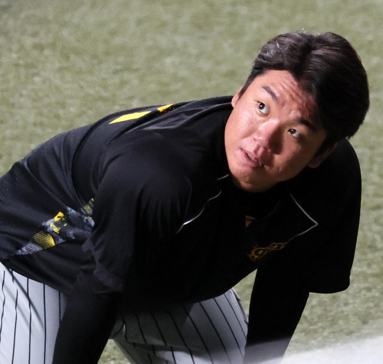 中日対阪神　練習中上を向いて呼吸を整える村上（撮影・加藤哉）