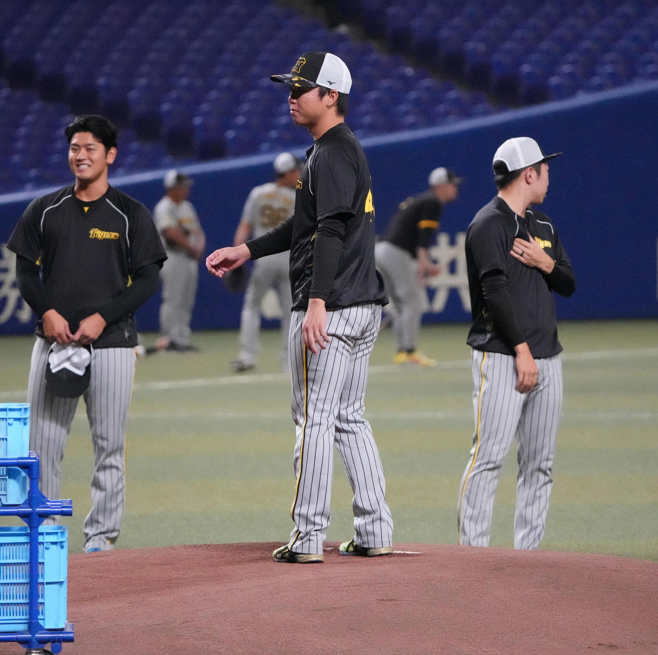 中日対阪神　試合前、マウンドの感触を確かめる村上（中央）（撮影・森本幸一）