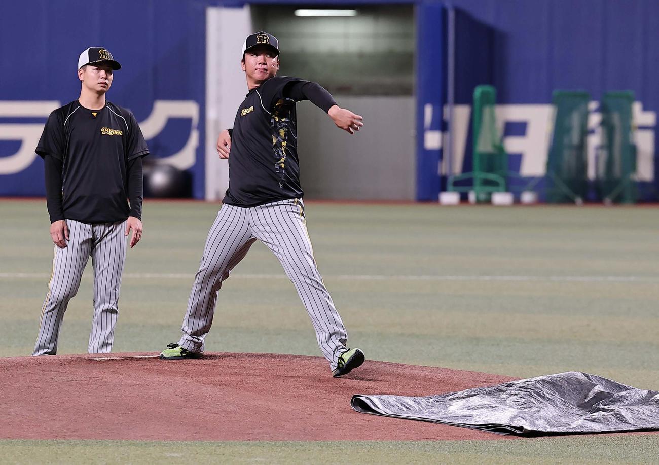 中日対阪神　バンテリンドームナゴヤのマウンドでシャドーピッチングをする村上（撮影・上田博志）
