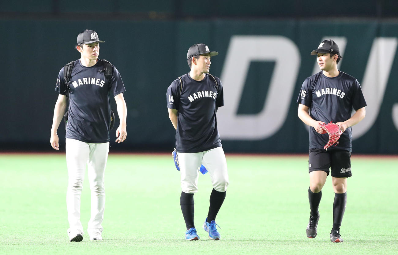 ソフトバンク対ロッテ　練習を終え引きあげる左から佐々木と小島と種市（撮影・鬼束羽瑠菜）