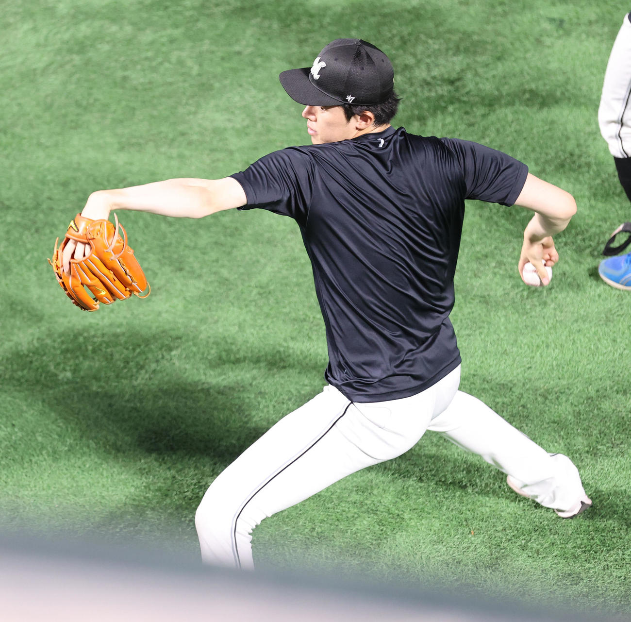 外野フェンスに球を投げて調整する佐々木（撮影・梅根麻紀）