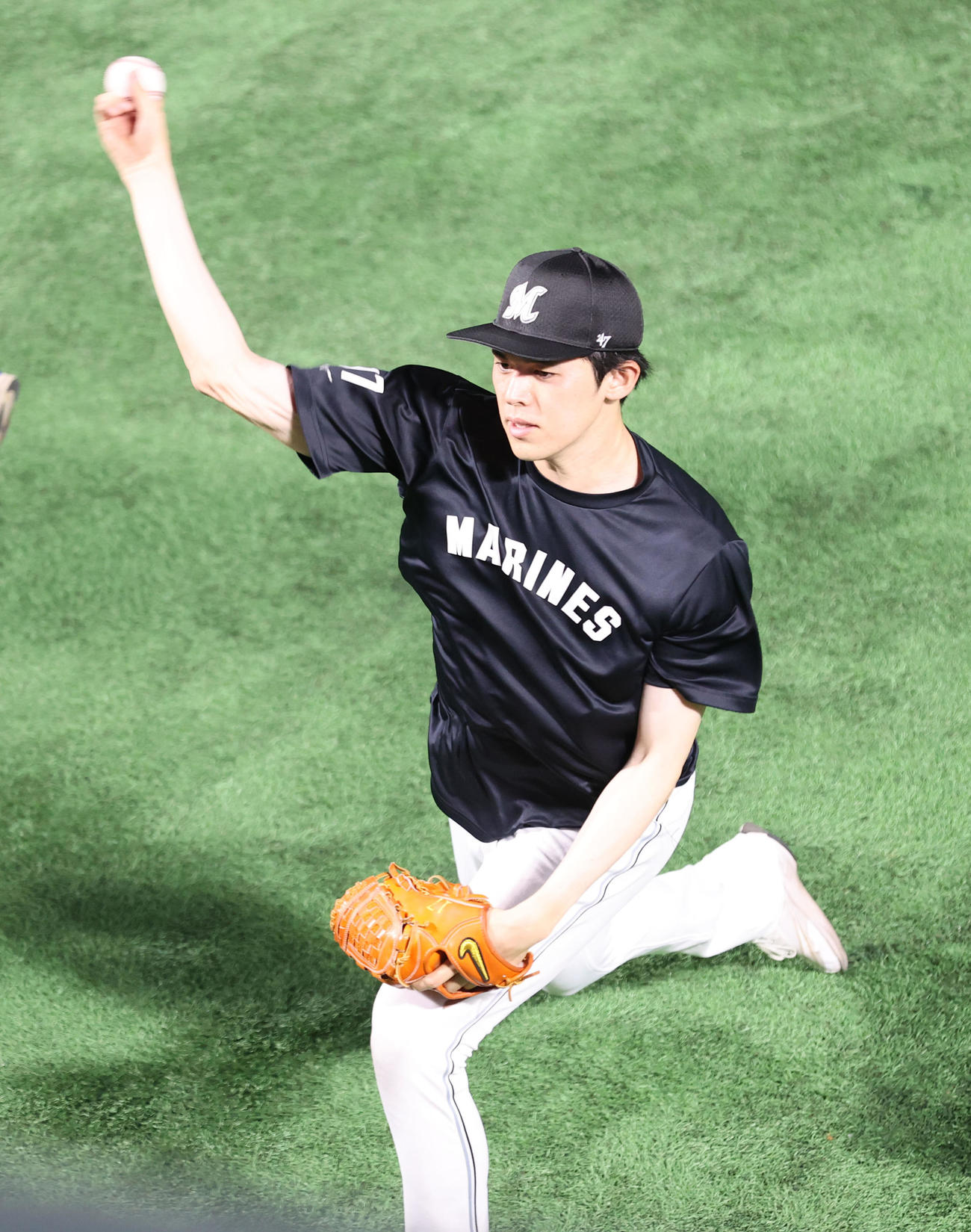 外野フェンスに球を投げて調整する佐々木（撮影・梅根麻紀）