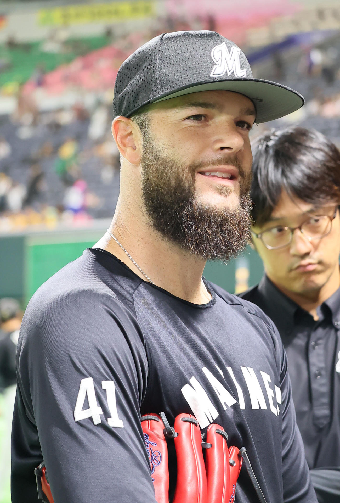 ソフトバンク対ロッテ　試合前に囲み取材を受けるカイケル（撮影・鬼束羽瑠菜）