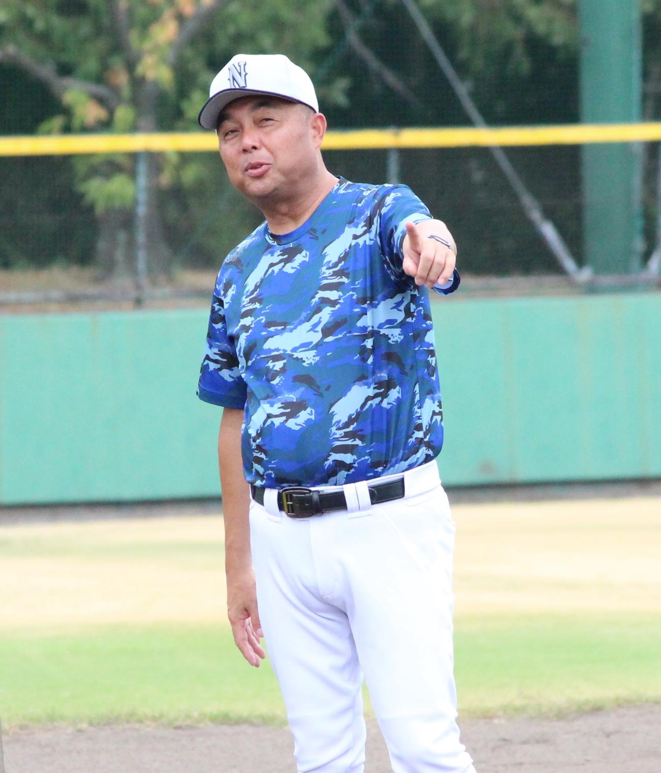 練習を見守る西日本短大付・西村慎太郎監督（撮影・菊川光一）