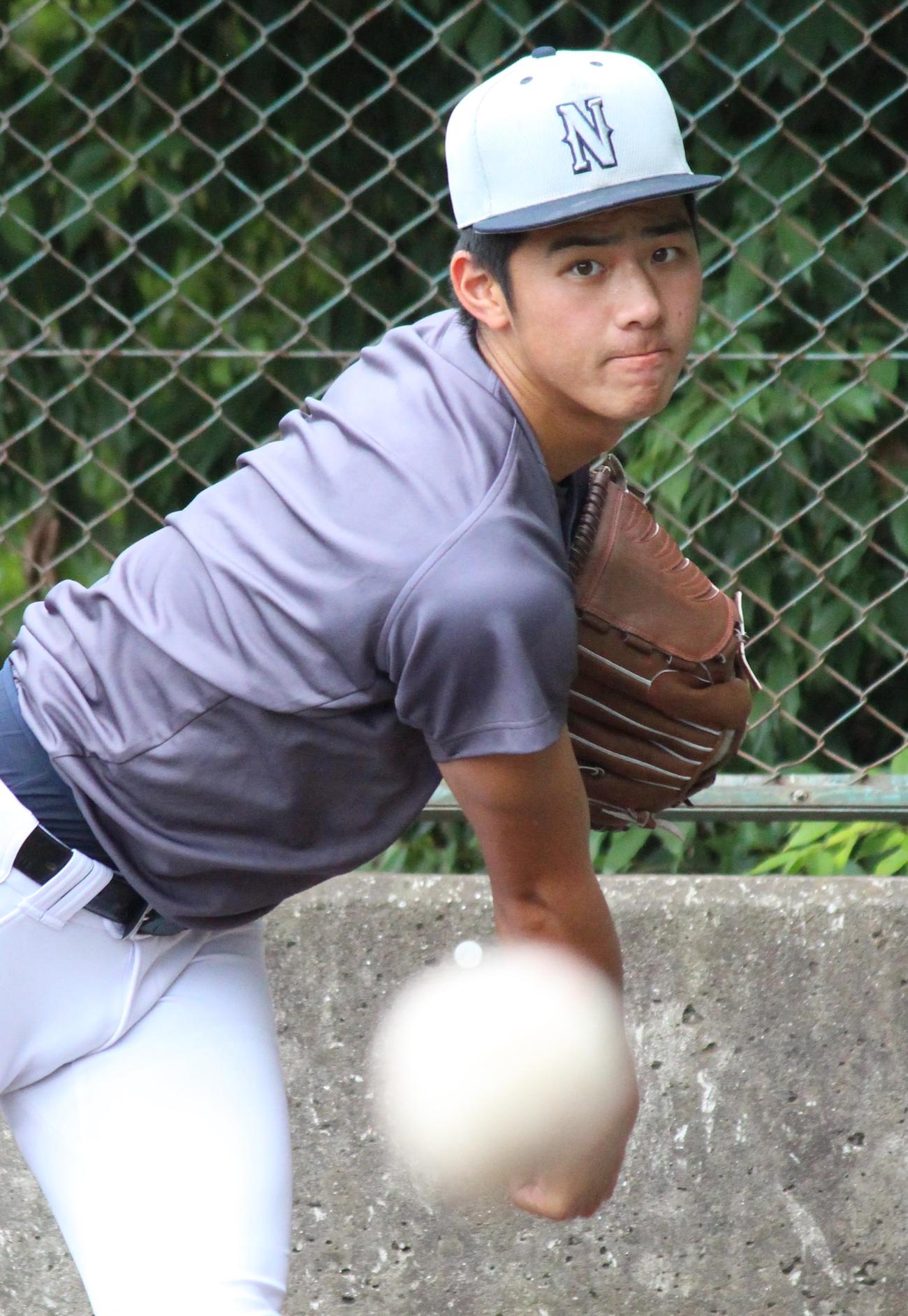 新庄先輩必ず白星つかみます－。ブルペンで投げ込む西日本短大付・村上太一投手（撮影・菊川光一）