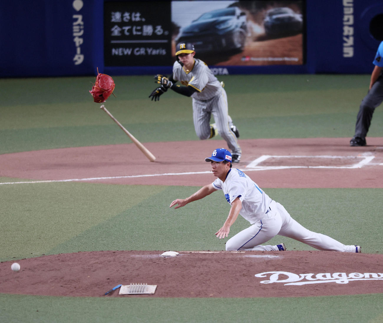 中日対阪神　6回表阪神無死、橋本は中野の打球にグラブを出すが捕球出来ず手から離れ二塁内野安打となる（撮影・加藤哉）