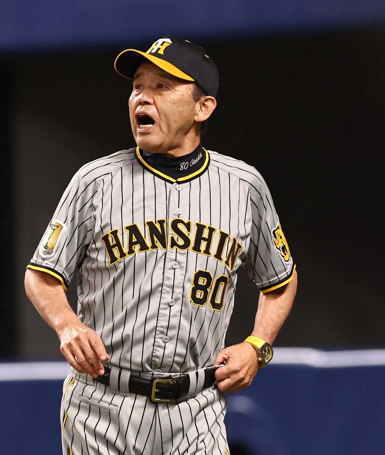 中日対阪神　選手交代を告げる岡田監督（撮影・上田博志）