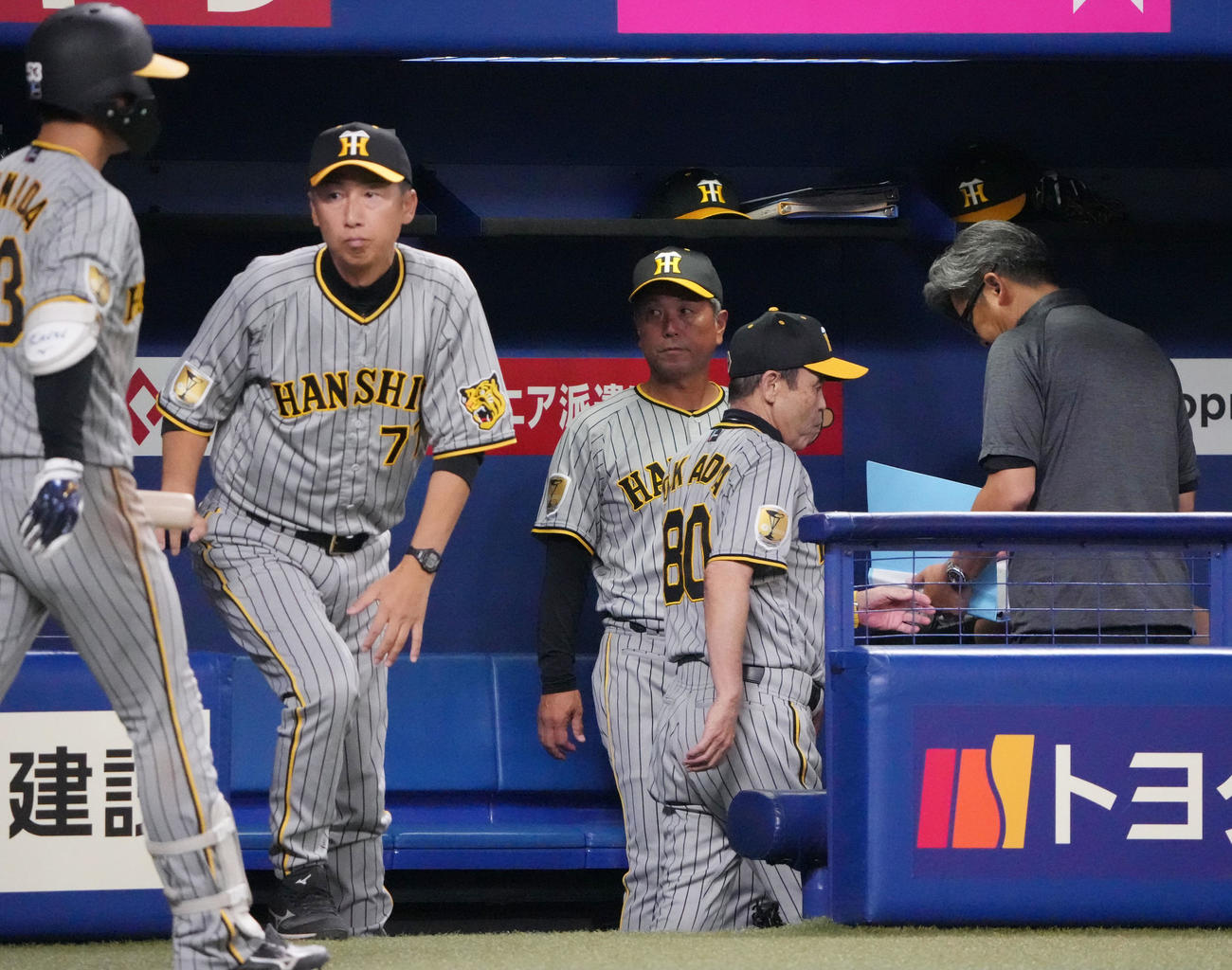 中日対阪神　試合終了、足早にベンチを引き揚げる岡田監督（左から4人目）（撮影・森本幸一）