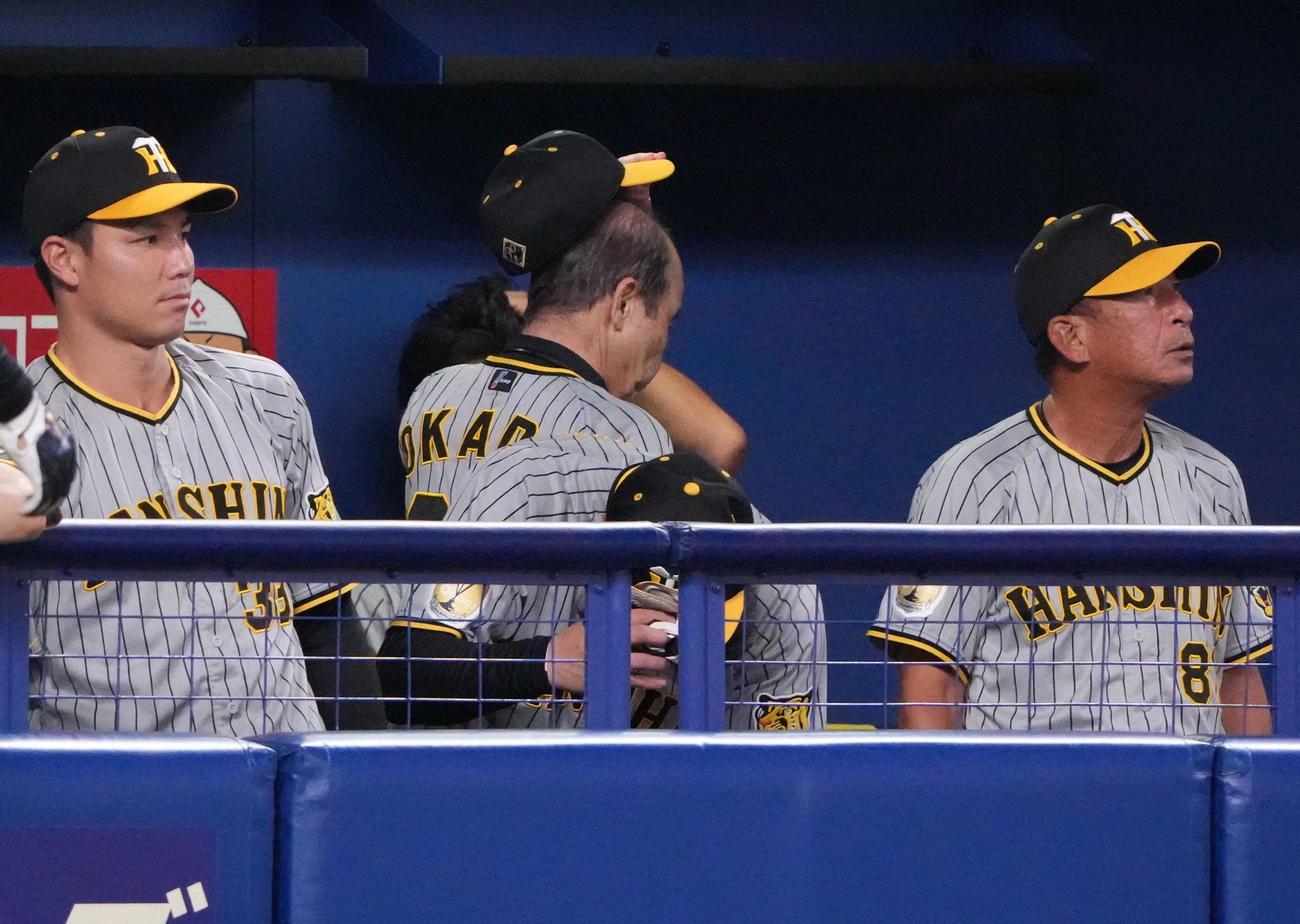 中日対阪神　試合終了、足早にベンチを引き揚げる岡田監督（中央）（撮影・森本幸一）