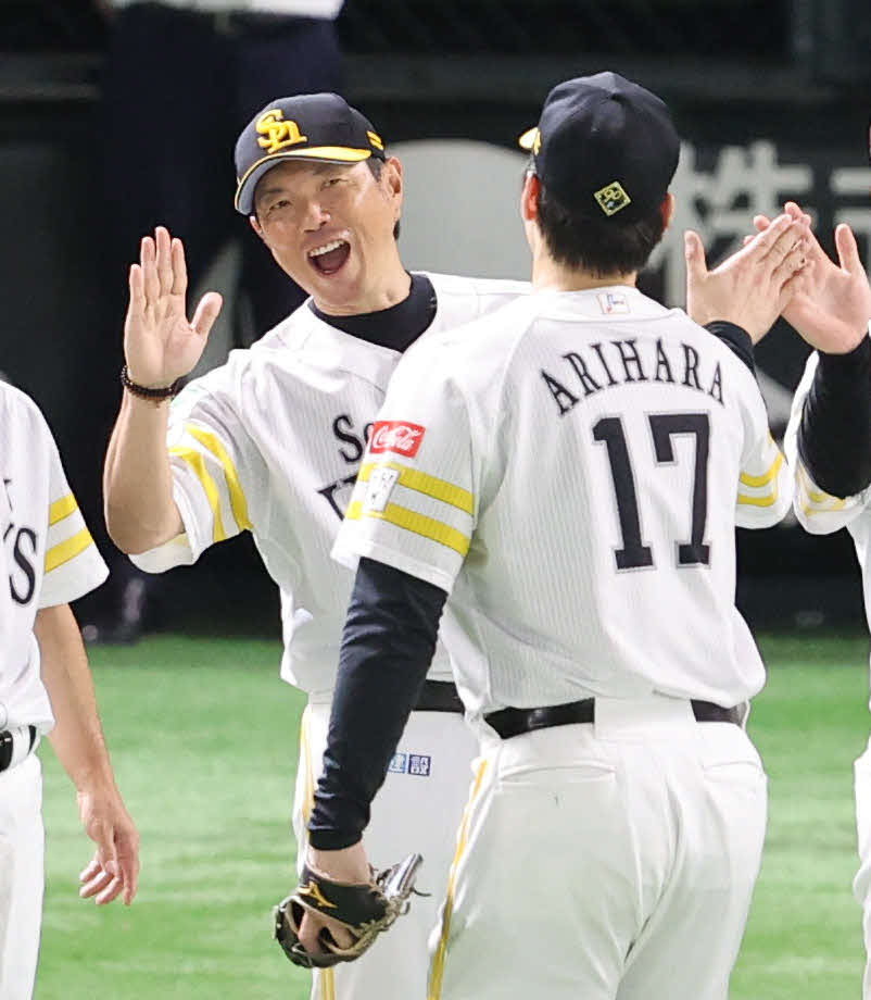 ソフトバンク対ロッテ　完封勝利を飾った有原（右）を出迎える小久保監督（撮影・梅根麻紀）
