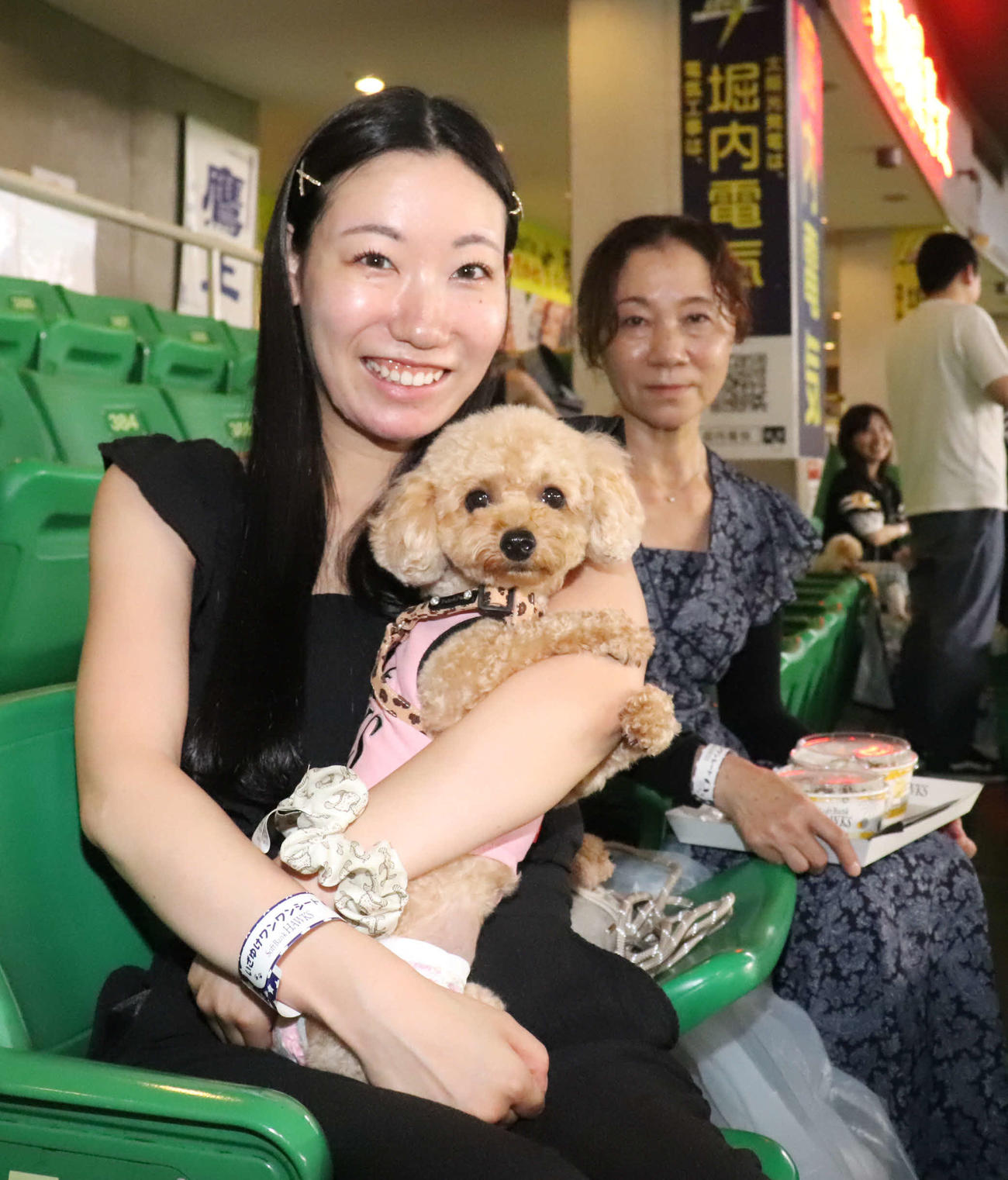 いざゆけワンワンデー！！愛犬とともに野球を楽しんだソフトバンクファン（撮影・鬼束羽瑠菜）