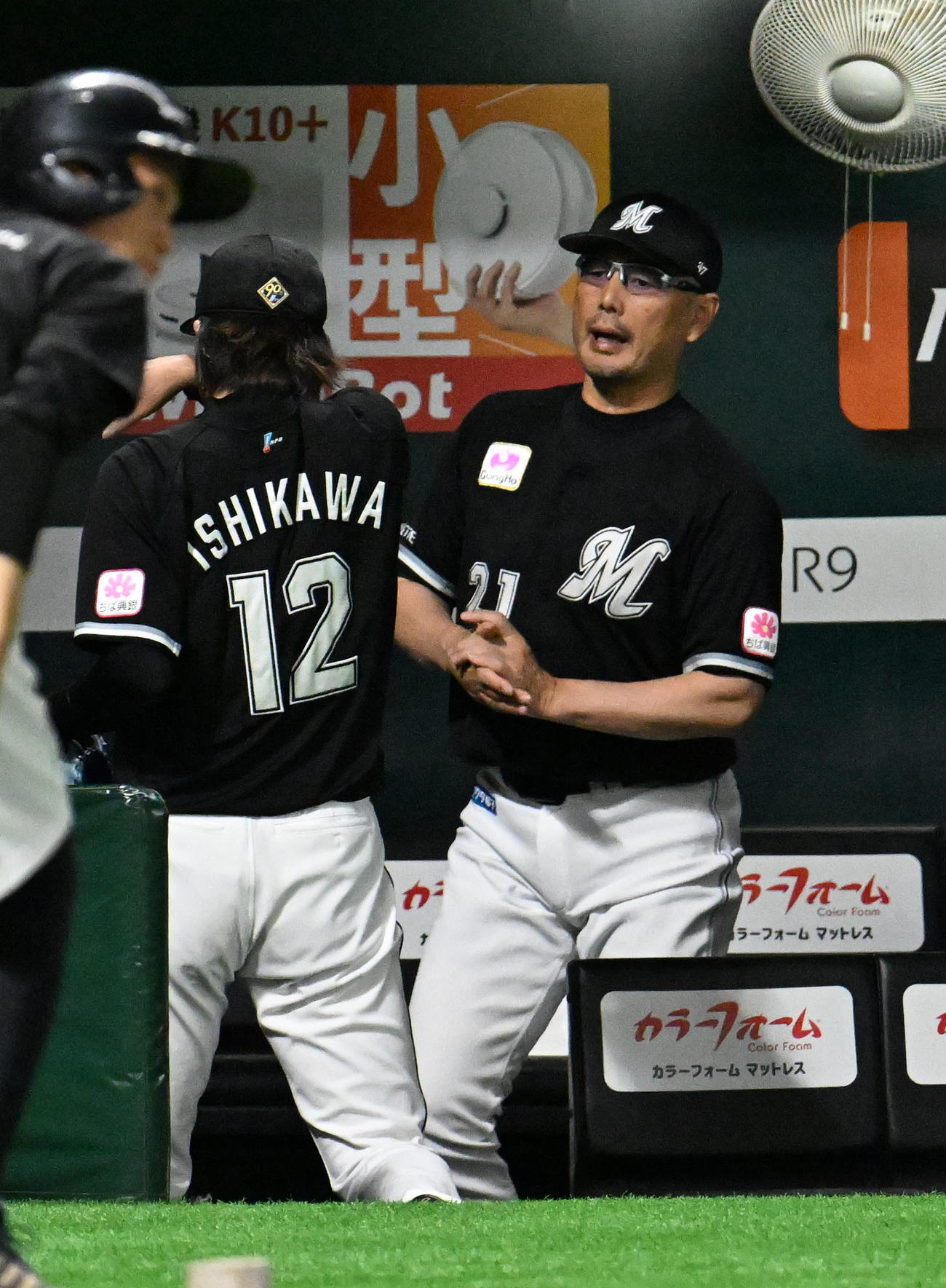ソフトバンク対ロッテ　4回裏終わり石川を迎える吉井監督（撮影・林敢治）