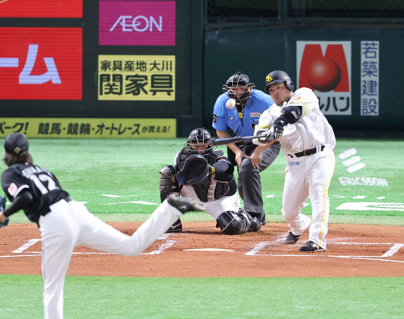 ソフトバンク対ロッテ　1回裏ソフトバンク1死、山川は左越えに本塁打を放つ（撮影・梅根麻紀）