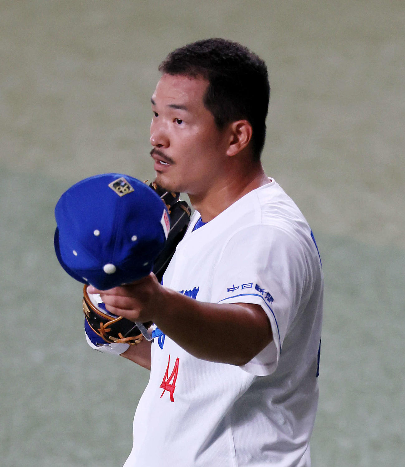 中日対阪神　6回裏に右越えソロ本塁打を放った川越は攻守交代で守備に就きファンの声援に帽子を取って応える（撮影・加藤哉）