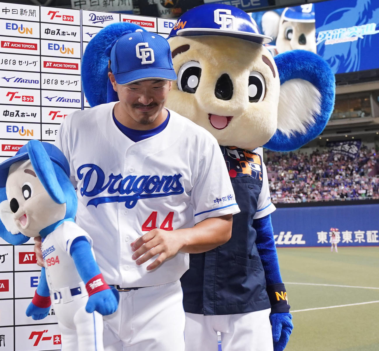 中日対阪神　ヒーローインタビューを終えドアラに祝福される川越（左）（撮影・森本幸一）