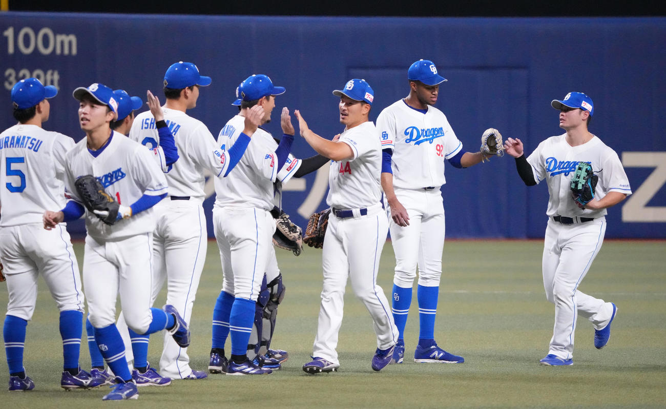中日対阪神　試合終了、勝利に喜ぶ川越誠司（右から3人目）ら中日ナイン（撮影・森本幸一）