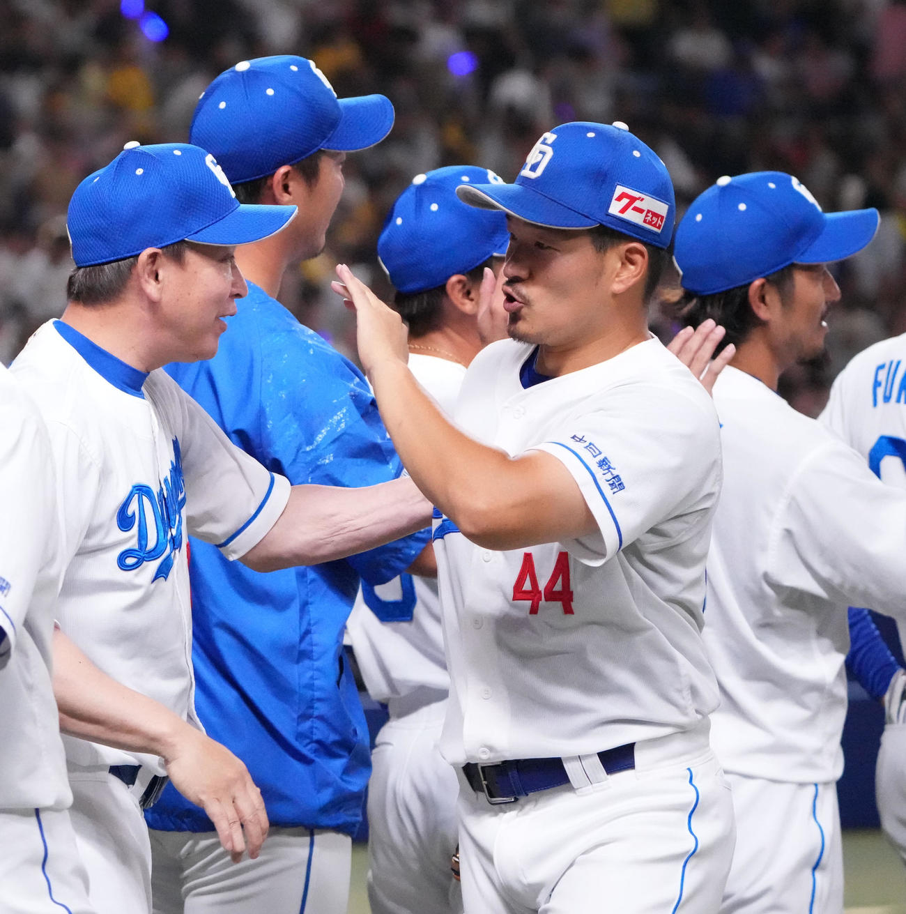 中日対阪神　試合終了、立浪監督らとタッチを交わす川越（中央）（撮影・森本幸一）