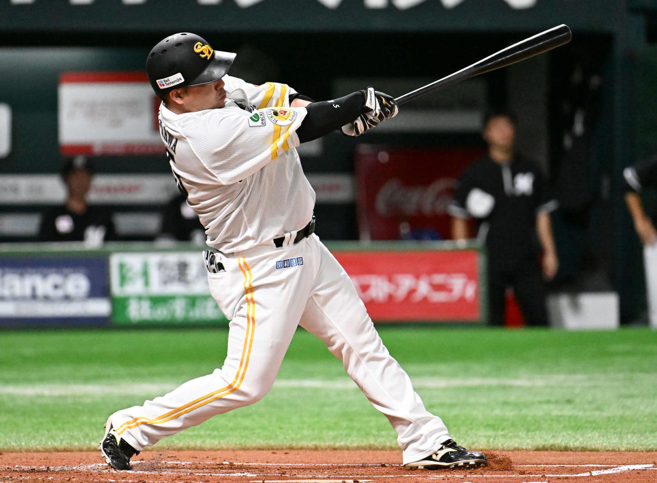 ソフトバンク対ロッテ　1回裏ソフトバンク1死、山川は本塁打を放つ（撮影・林敢治）