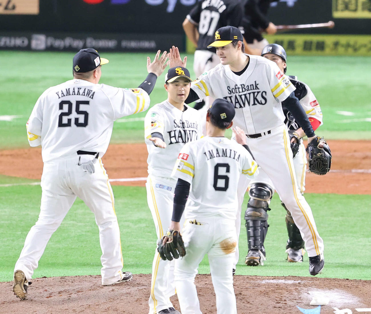 ソフトバンク対ロッテ　完封勝利を飾った有原（右）はほっとした表情を見せる（撮影・梅根麻紀）
