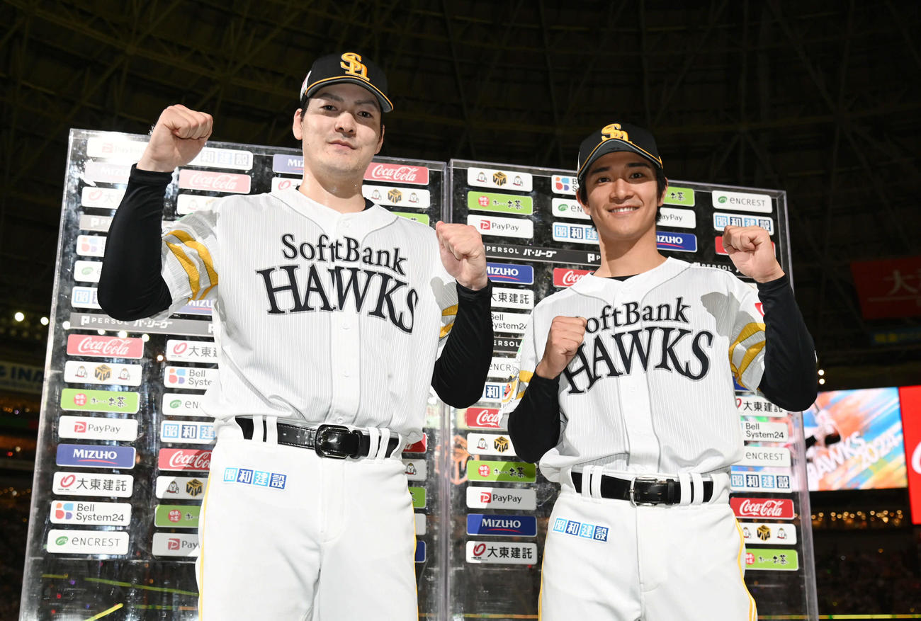 ソフトバンク対ロッテ　笑顔で撮影に応じる有原（左）と柳町（撮影・林敢治）