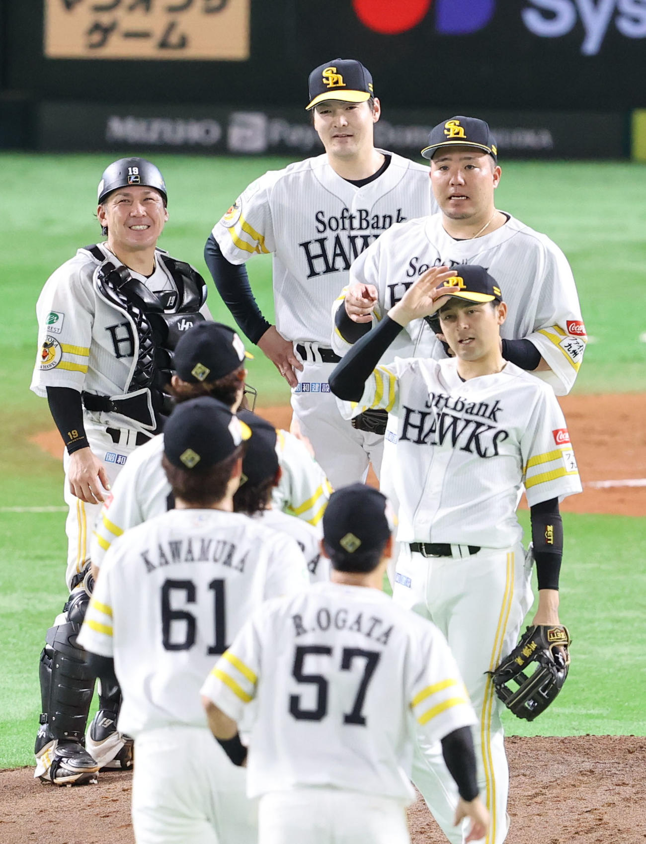ソフトバンク対ロッテ　完封勝利を飾った有原はほっとした表情を見せる（撮影・梅根麻紀）